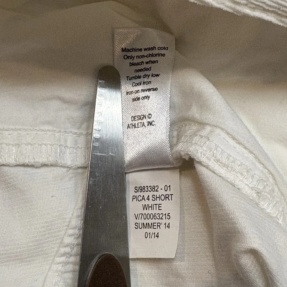 Athleta pica white